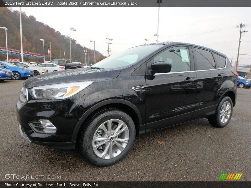 Front 3/4 View of 2019 Escape SE 4WD