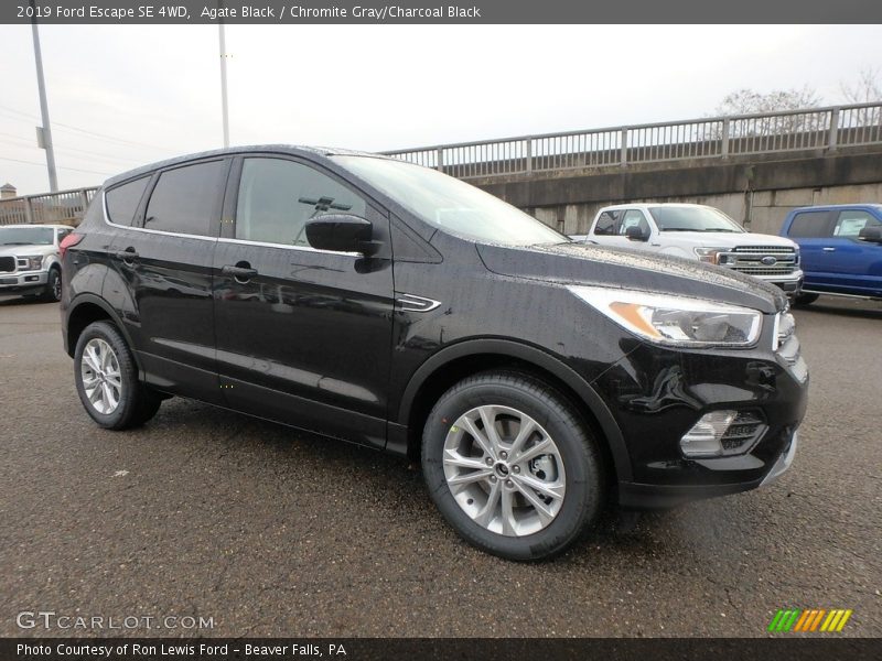 Front 3/4 View of 2019 Escape SE 4WD