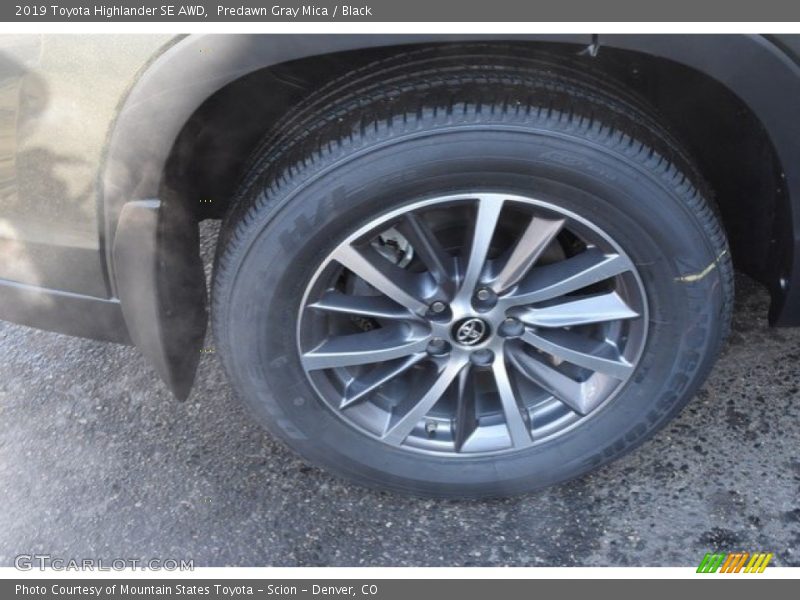 Predawn Gray Mica / Black 2019 Toyota Highlander SE AWD