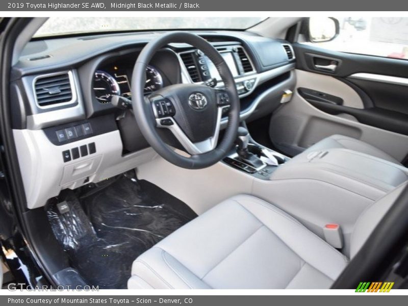 Midnight Black Metallic / Black 2019 Toyota Highlander SE AWD