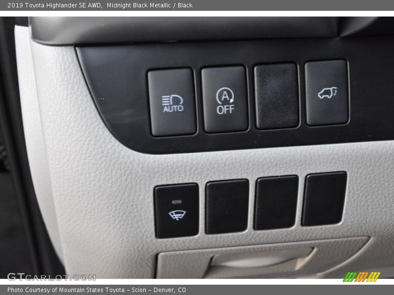Midnight Black Metallic / Black 2019 Toyota Highlander SE AWD