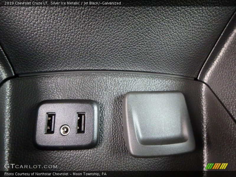 Silver Ice Metallic / Jet Black/­Galvanized 2019 Chevrolet Cruze LT