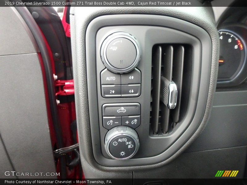 Controls of 2019 Silverado 1500 Custom Z71 Trail Boss Double Cab 4WD