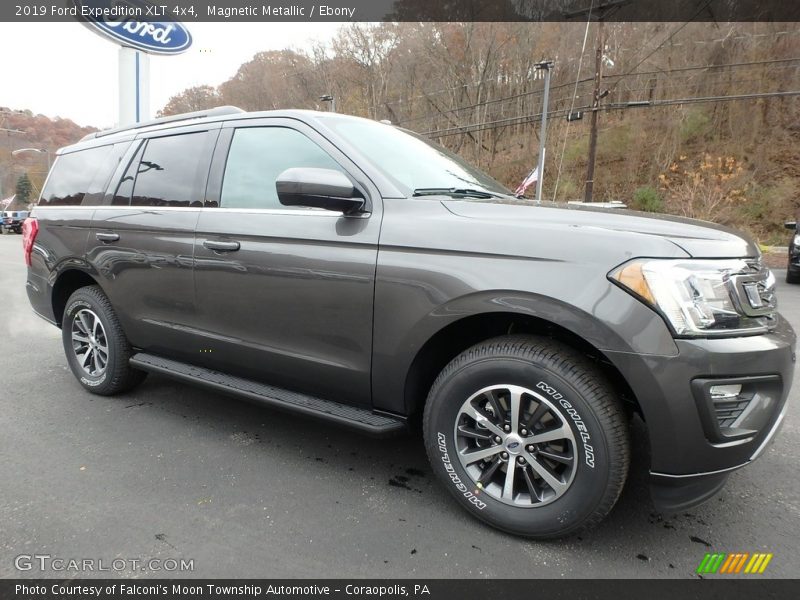 Front 3/4 View of 2019 Expedition XLT 4x4