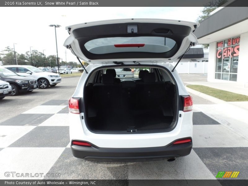 Snow White Pearl / Satin Black 2016 Kia Sorento LX