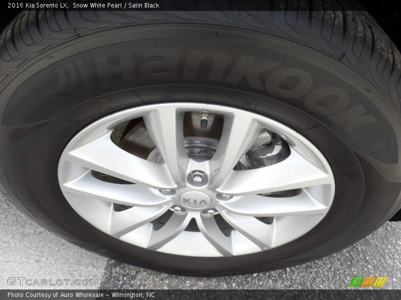 Snow White Pearl / Satin Black 2016 Kia Sorento LX