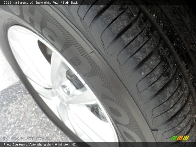 Snow White Pearl / Satin Black 2016 Kia Sorento LX