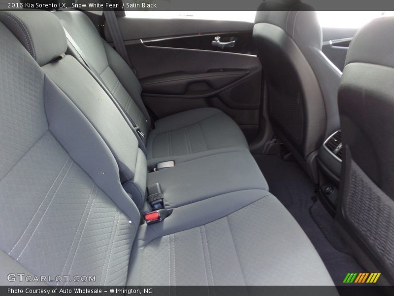 Snow White Pearl / Satin Black 2016 Kia Sorento LX