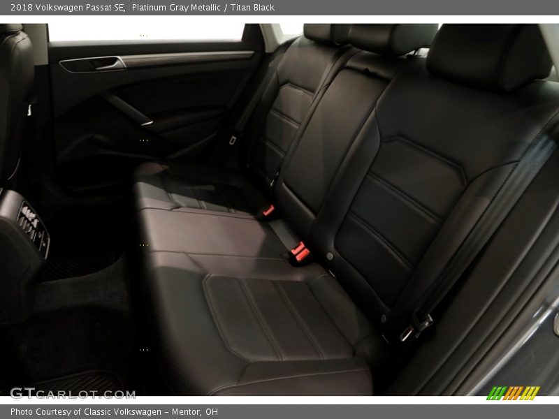 Platinum Gray Metallic / Titan Black 2018 Volkswagen Passat SE