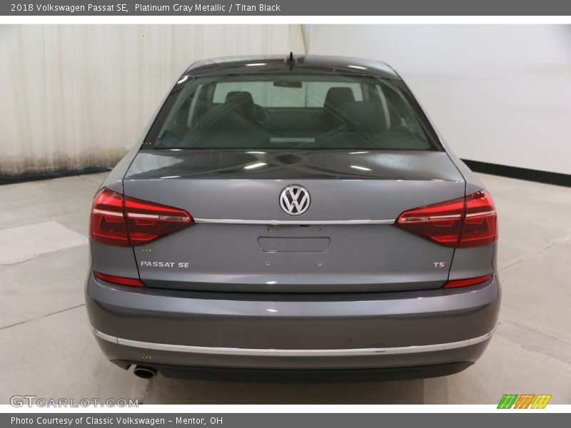 Platinum Gray Metallic / Titan Black 2018 Volkswagen Passat SE