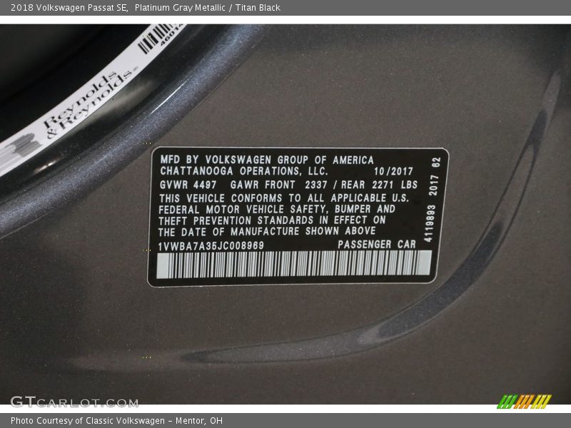 Platinum Gray Metallic / Titan Black 2018 Volkswagen Passat SE