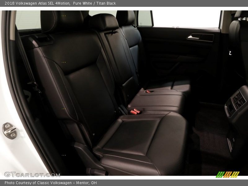 Pure White / Titan Black 2018 Volkswagen Atlas SEL 4Motion