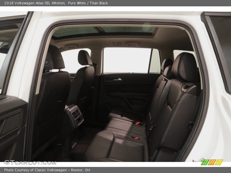Pure White / Titan Black 2018 Volkswagen Atlas SEL 4Motion