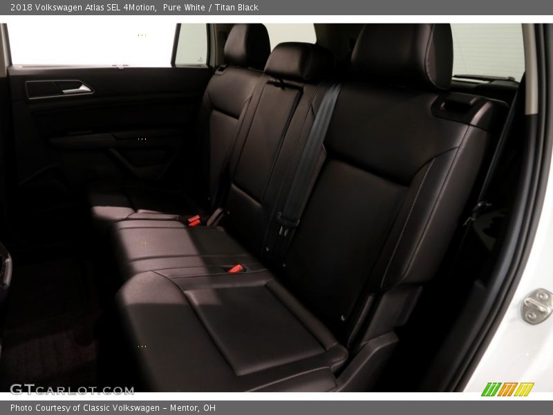 Pure White / Titan Black 2018 Volkswagen Atlas SEL 4Motion