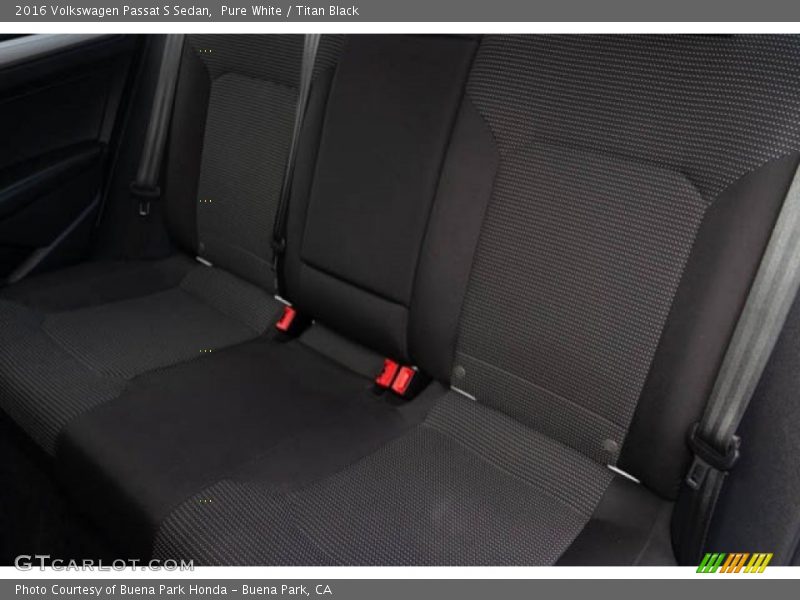 Pure White / Titan Black 2016 Volkswagen Passat S Sedan