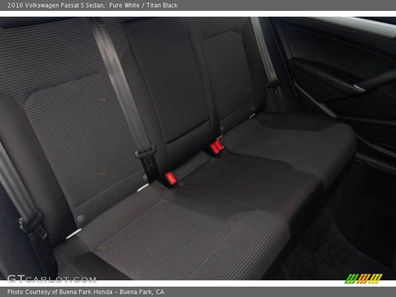 Pure White / Titan Black 2016 Volkswagen Passat S Sedan