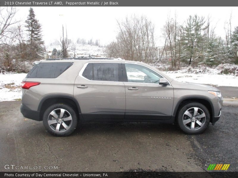 Pepperdust Metallic / Jet Black 2019 Chevrolet Traverse LT AWD