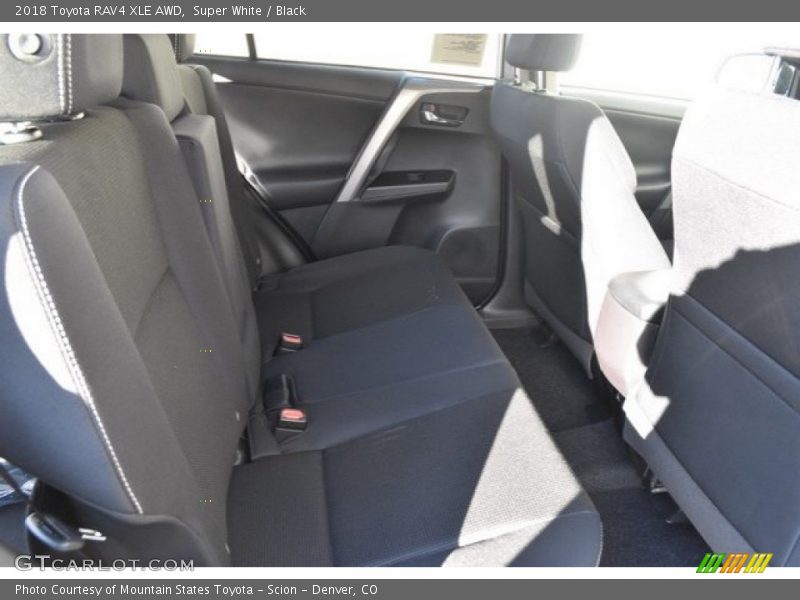Super White / Black 2018 Toyota RAV4 XLE AWD