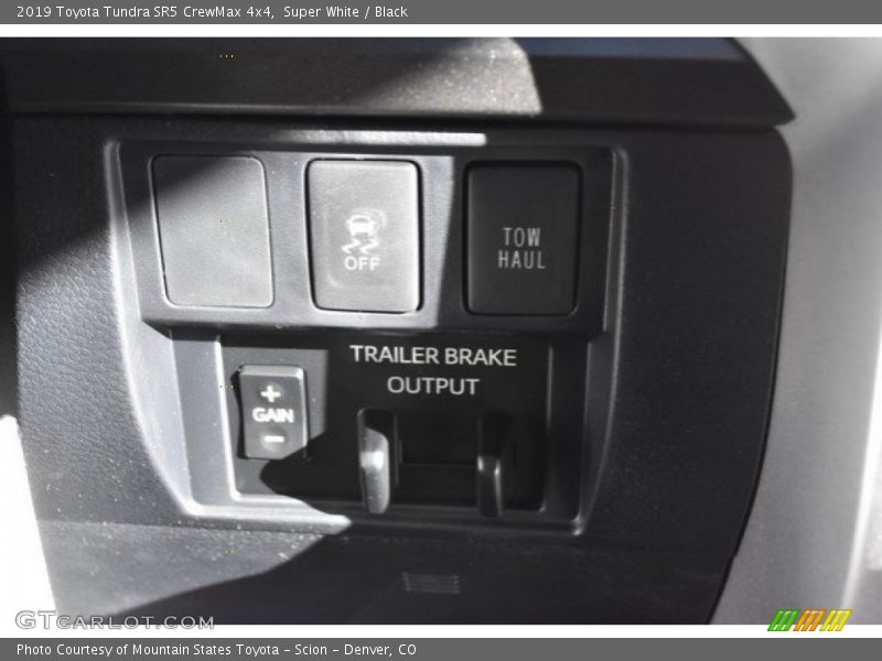 Super White / Black 2019 Toyota Tundra SR5 CrewMax 4x4