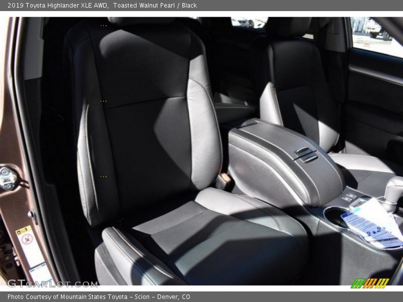 Toasted Walnut Pearl / Black 2019 Toyota Highlander XLE AWD
