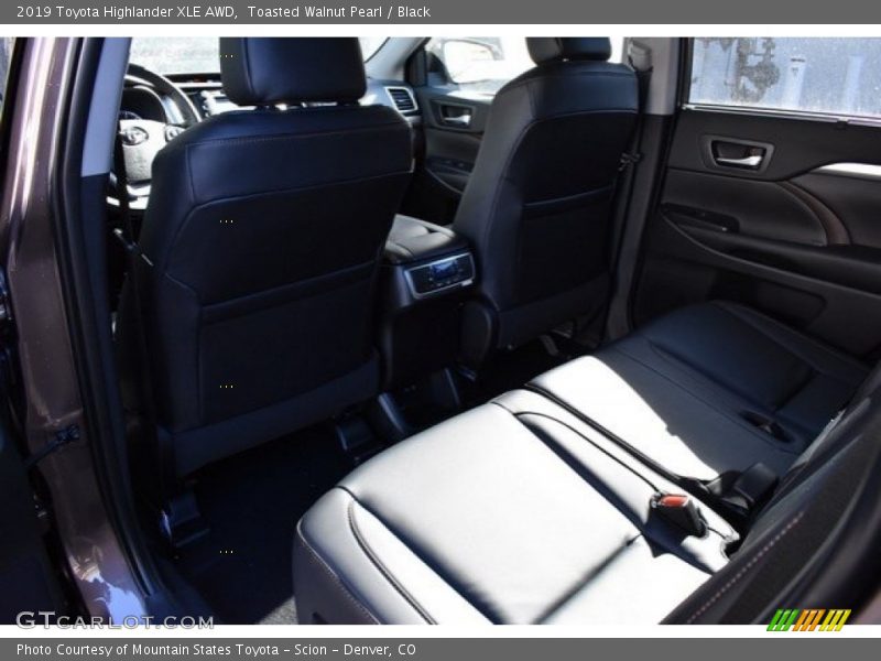 Toasted Walnut Pearl / Black 2019 Toyota Highlander XLE AWD