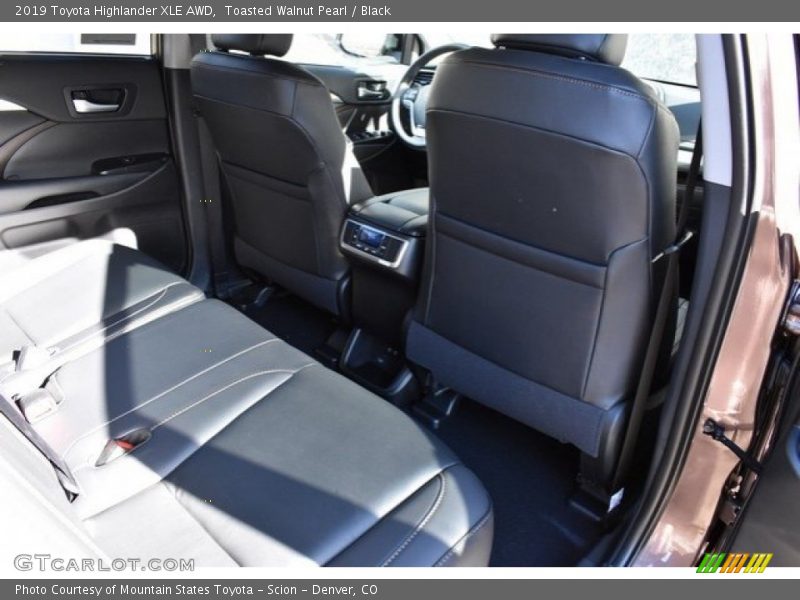 Toasted Walnut Pearl / Black 2019 Toyota Highlander XLE AWD