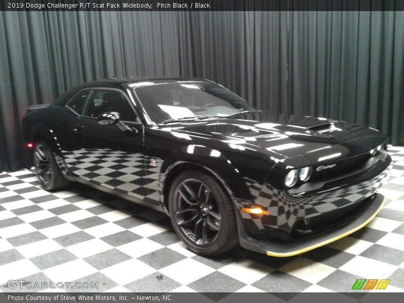 Front 3/4 View of 2019 Challenger R/T Scat Pack Widebody