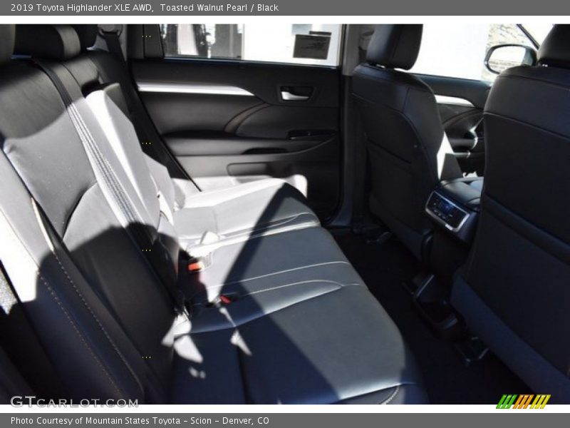 Toasted Walnut Pearl / Black 2019 Toyota Highlander XLE AWD