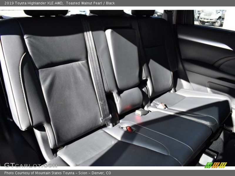Toasted Walnut Pearl / Black 2019 Toyota Highlander XLE AWD