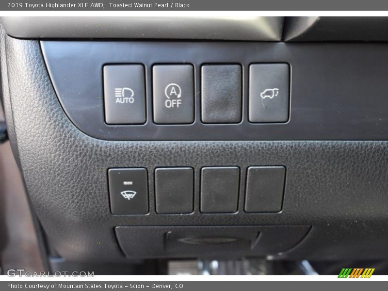 Toasted Walnut Pearl / Black 2019 Toyota Highlander XLE AWD