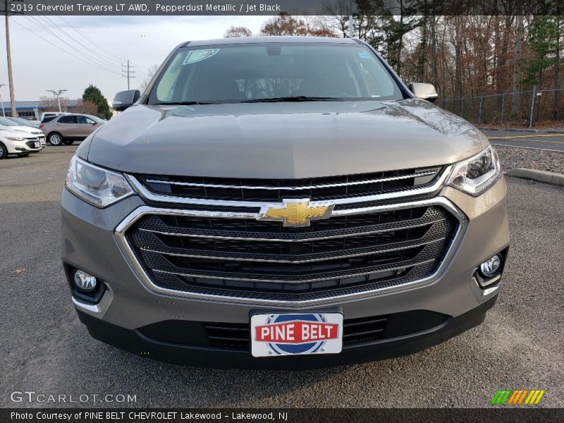 Pepperdust Metallic / Jet Black 2019 Chevrolet Traverse LT AWD
