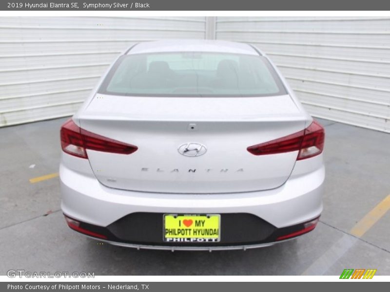 Symphony Silver / Black 2019 Hyundai Elantra SE