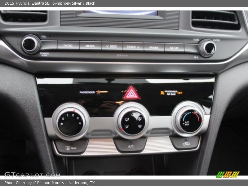 Symphony Silver / Black 2019 Hyundai Elantra SE