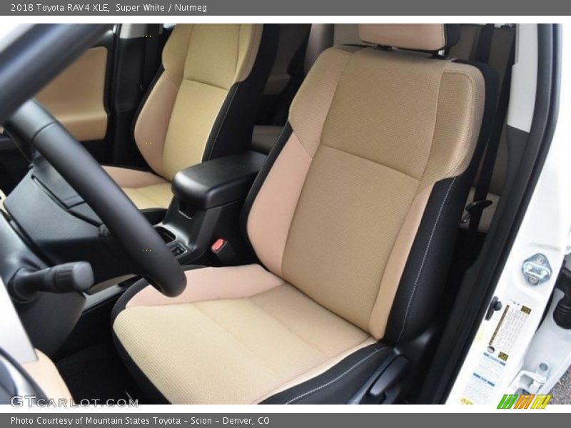 Super White / Nutmeg 2018 Toyota RAV4 XLE