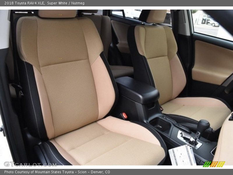 Super White / Nutmeg 2018 Toyota RAV4 XLE