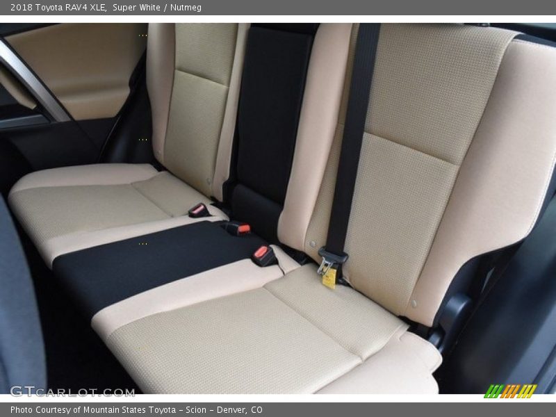 Super White / Nutmeg 2018 Toyota RAV4 XLE