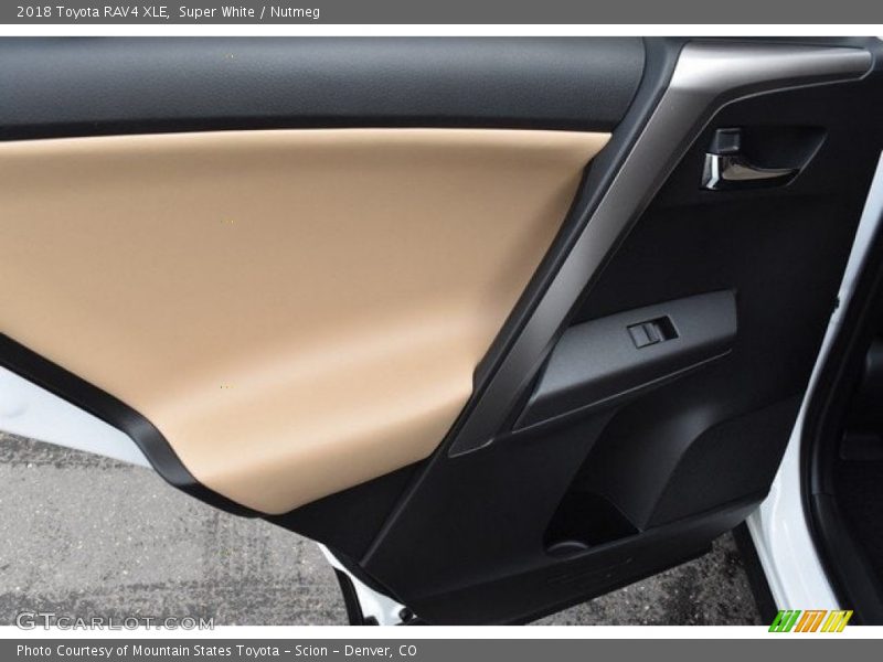 Super White / Nutmeg 2018 Toyota RAV4 XLE