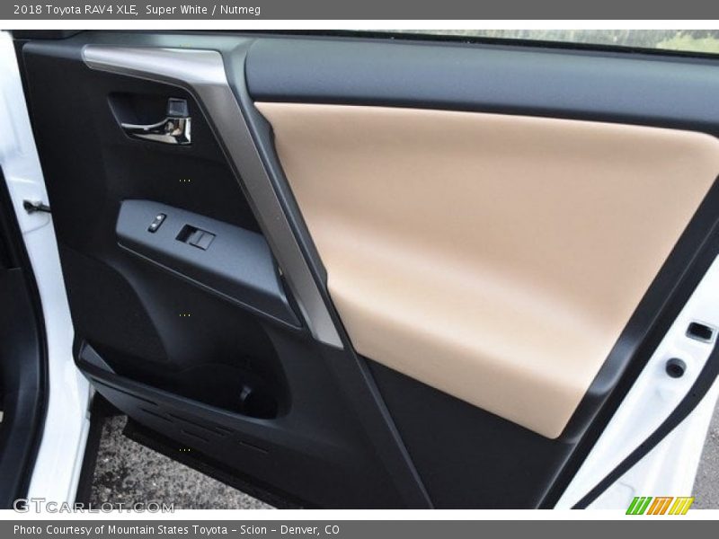 Super White / Nutmeg 2018 Toyota RAV4 XLE