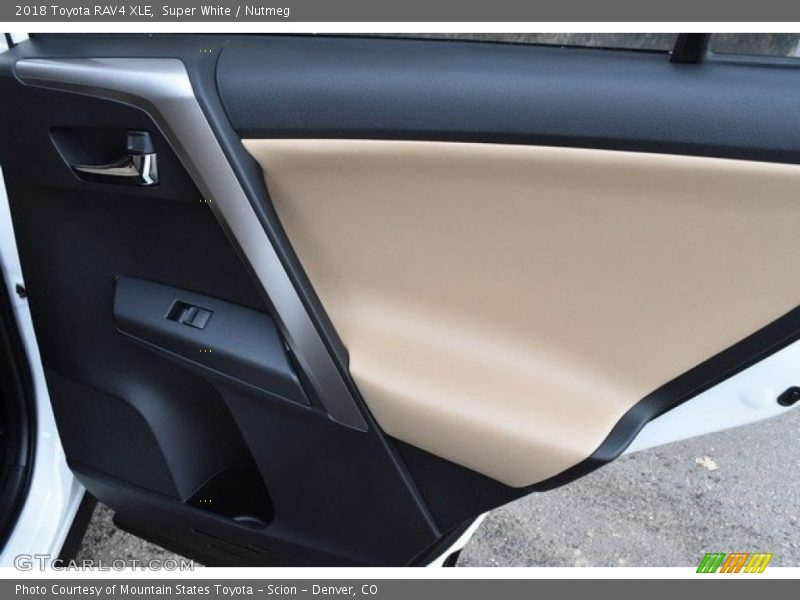 Super White / Nutmeg 2018 Toyota RAV4 XLE