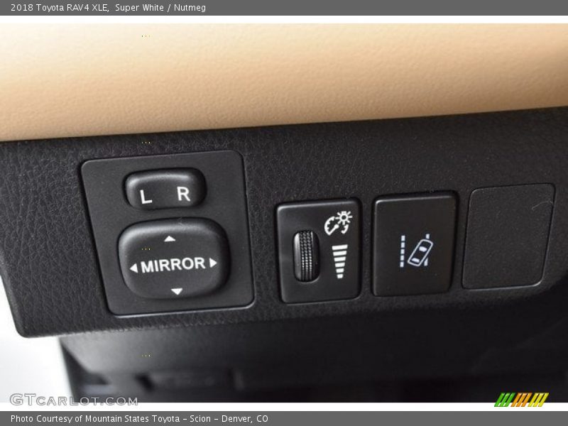 Super White / Nutmeg 2018 Toyota RAV4 XLE