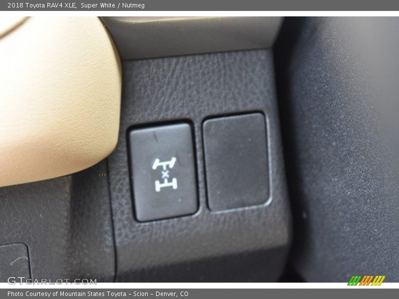 Super White / Nutmeg 2018 Toyota RAV4 XLE
