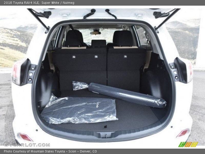 Super White / Nutmeg 2018 Toyota RAV4 XLE