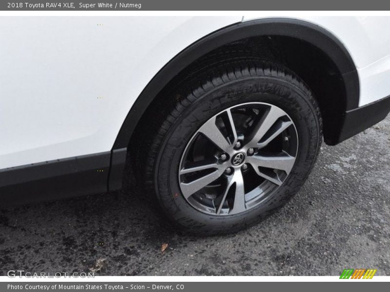 Super White / Nutmeg 2018 Toyota RAV4 XLE