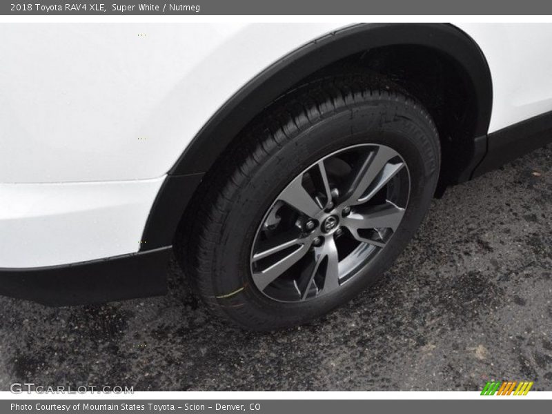 Super White / Nutmeg 2018 Toyota RAV4 XLE