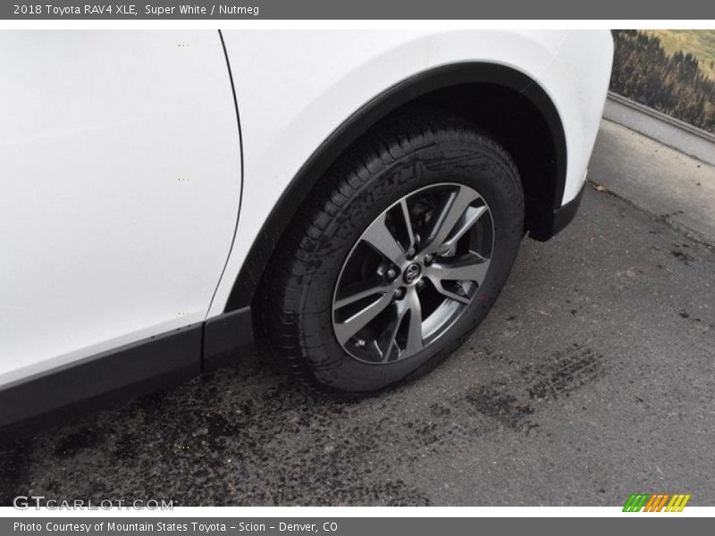Super White / Nutmeg 2018 Toyota RAV4 XLE