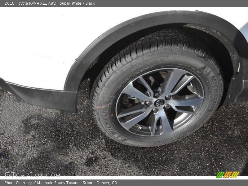 Super White / Black 2018 Toyota RAV4 XLE AWD