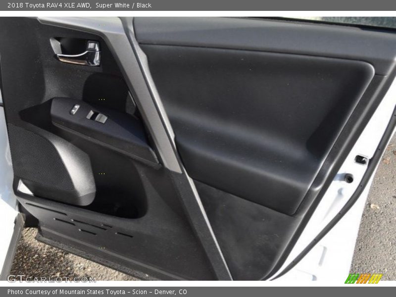 Super White / Black 2018 Toyota RAV4 XLE AWD