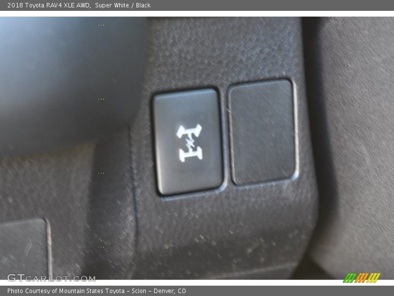 Super White / Black 2018 Toyota RAV4 XLE AWD