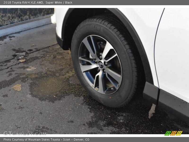 Super White / Black 2018 Toyota RAV4 XLE AWD