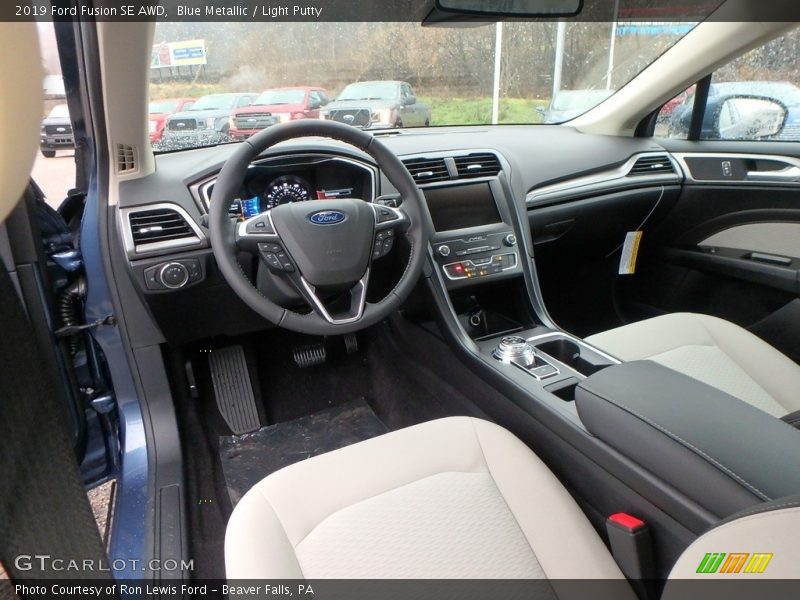  2019 Fusion SE AWD Light Putty Interior